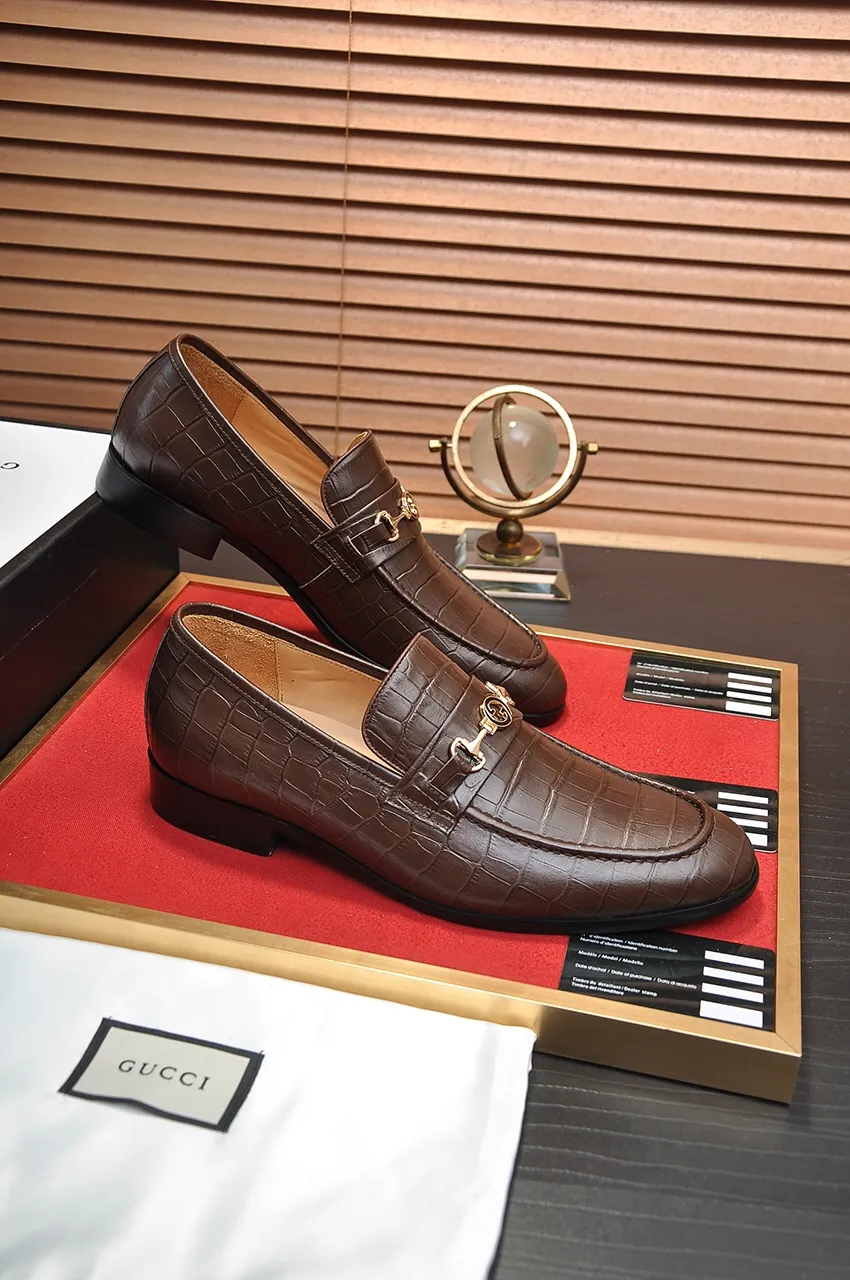 Men's shoes💰500💶Italy's top luxury men's shoe giant (GUCCI) (Gucci) (full cowhide lining) new arrival🍃Original European style🔰 Pleasant to the eye😍In order to make the shoes more durable and non-deformable🌀The production continues to follow traditional methods but there is still no lack of innovation💪Choose original sheepskin for the leather♻️ Smooth and natural And extra bright ⭐Made of imported cowhide, the first choice of rich people 38-45 (45 customized)